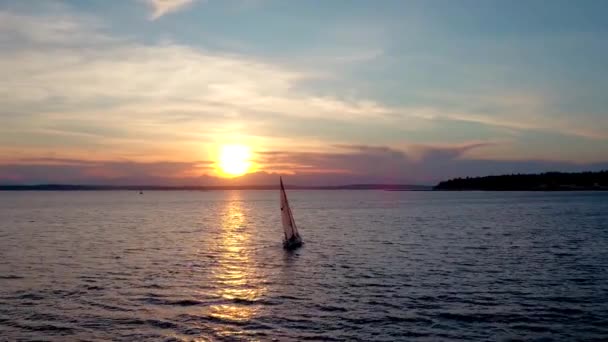 Drone Video Van Zeilboot Oversteken Water Bij Zonsondergang — Stockvideo