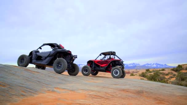 Lege Duin Buggy Rots Berg Achter Utah Canyons — Stockvideo