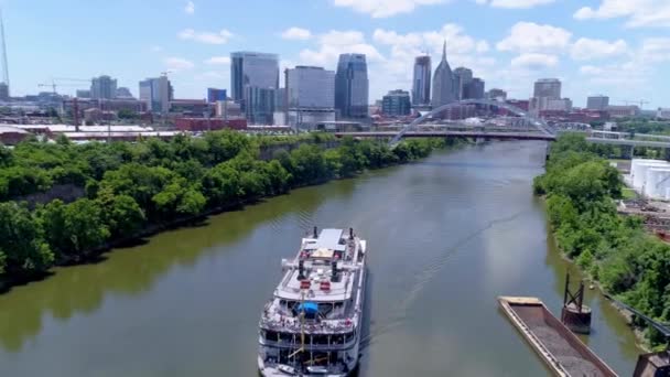 ナッシュビルでフェリーが川を上り — ストック動画