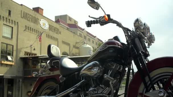 Harley Davis Motocicleta Fora Cervejaria Beira Lago — Vídeo de Stock