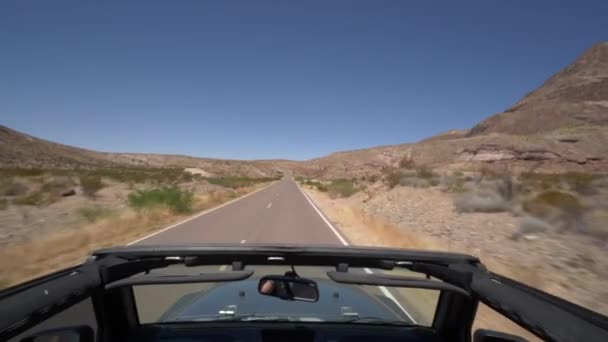 Jeep Fährt Wüstenstraße Hinunter — Stockvideo