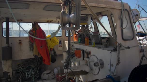 Dentro Pequeño Barco Pesca Comercial Atracado Puerto — Vídeos de Stock