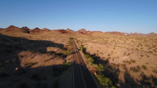 Jeep Conduce Por Carretera Montaña — Vídeo de stock