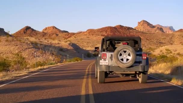 Jeep Conducir Carretera Montaña Cerca — Vídeo de stock