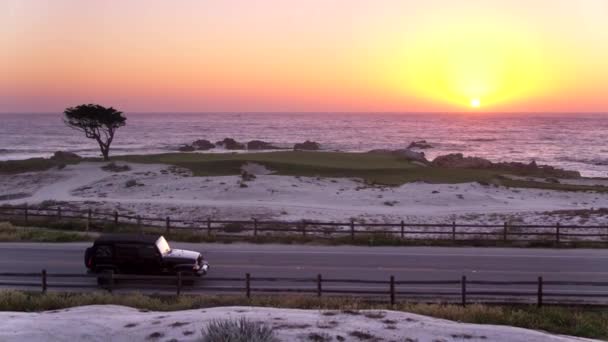 日落时分 吉普车乘着无人驾驶飞机驶过卵石滩 — 图库视频影像