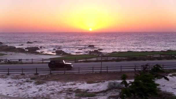 Jipe Dirigindo Passado Praia Seixos Pôr Sol — Vídeo de Stock