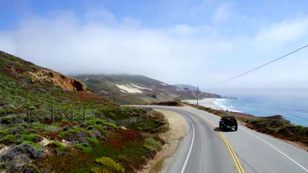 Jeep Autostradzie Cliffside Dużym Sur Przez Drona Powietrzna — Wideo stockowe