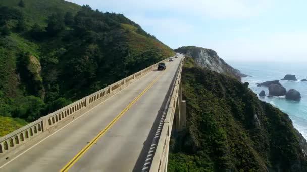 Jeep Rocky Creek Bridge Big Sur — стоковое видео