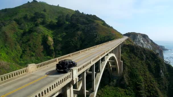 Jeep Sul Ponte Roccioso Torrente Nel Big Sur — Video Stock
