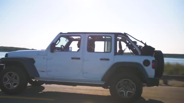 Jeep Arrêtant Sur Route Près Océan Eau Autoroute — Video