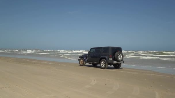Jeep Wrangler Οδηγεί Κατά Μήκος Της Παραλίας — Αρχείο Βίντεο