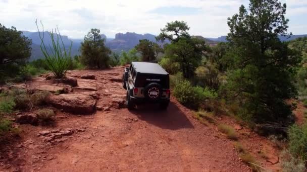 Jeep Wrangler Limousine Von Der Straße Abgekommen — Stockvideo