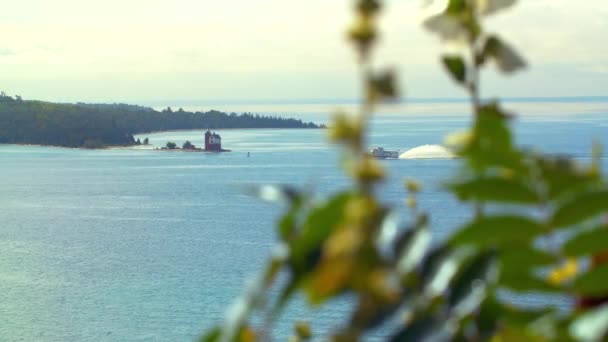 Mackinac Eiland Landschap Schot Van Het Schip Naderen — Stockvideo