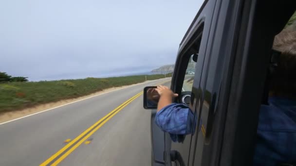 Hombre Azul Conducción Pch Grande Sur Seguimiento Disparo — Vídeos de Stock