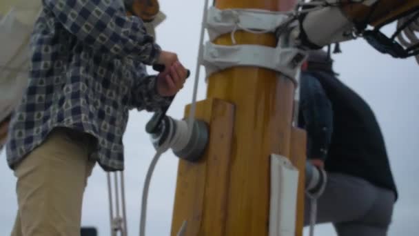 Männer Hissen Segel Auf Hölzernem Segelboot — Stockvideo