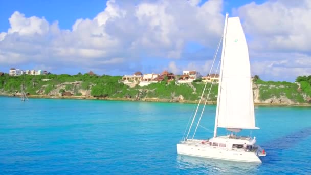 Luxe Catamaran Jacht Zeilen Voor Tropische Kust Vanuit Lucht Drone — Stockvideo
