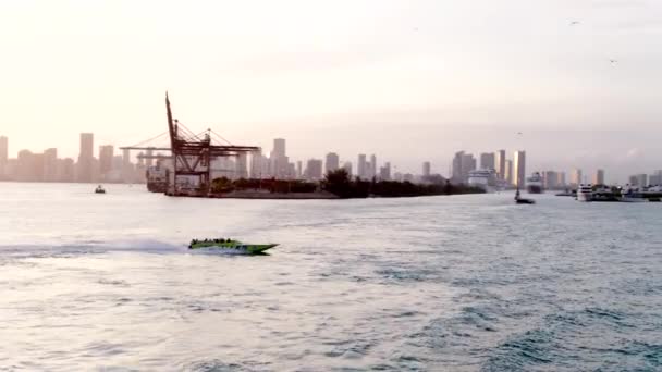Miami Thriller Lancha Rápida Por Drone Aéreo Horizonte Atardecer — Vídeo de stock