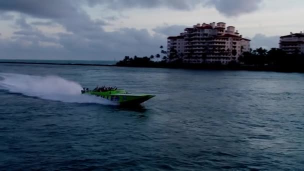 Miami Thriller Lancha Por Drone Aéreo Skyline Pôr Sol — Vídeo de Stock