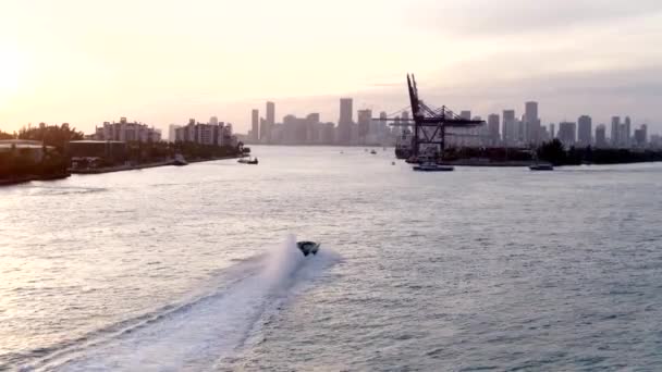 マイアミ スリラースピードボート スカイライン日没空中ドローン — ストック動画
