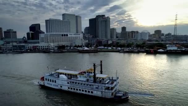 Nya Orleans Flodbåt Längs Skyline — Stockvideo