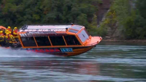 ナイアガラの滝ツアーボートツアースピードアドベンチャー滝の水の観光 — ストック動画