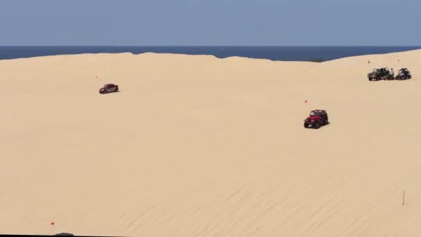 Geländewagen Fahren Dünen Hinunter — Stockvideo