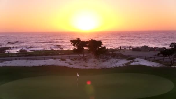 Campo Golfe Praia Seixo Pôr Sol Por Drone Aéreo — Vídeo de Stock