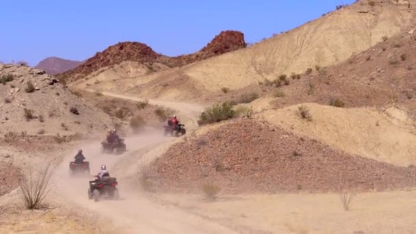 Quads Carrera Través Colinas Del Desierto — Vídeo de stock