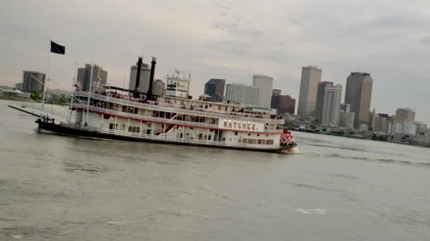 Bateau Sur Fleuve Mississippi Nouvelle Orléans Skyline Dans Distance — Video