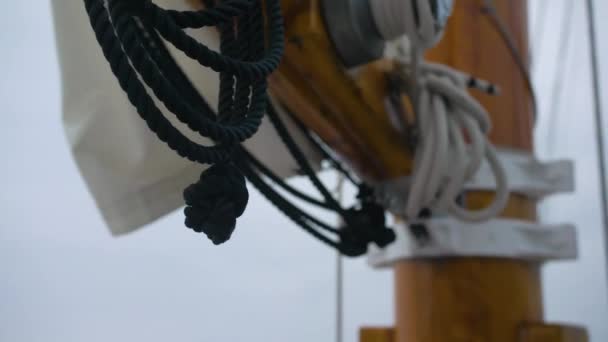 Yelkenli Ahşap Bir Teknede Çekiliyor — Stok video