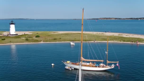 Segelboot Marthas Vineyard Leuchtturm Hafen Boote Küste Luftdrohne — Stockvideo