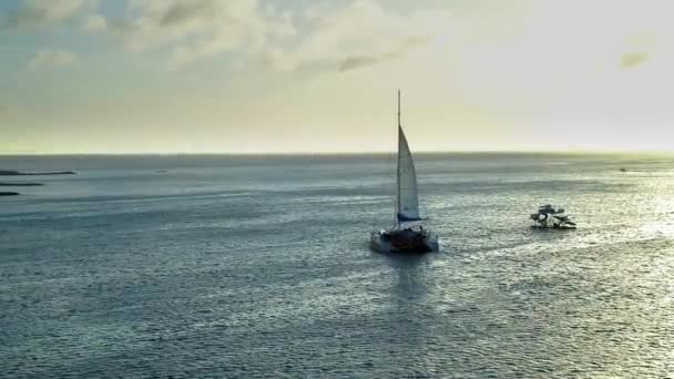 Żaglówka Wzdłuż Wybrzeża Oceanie Wschodzie Słońca Dron Powietrzny — Wideo stockowe