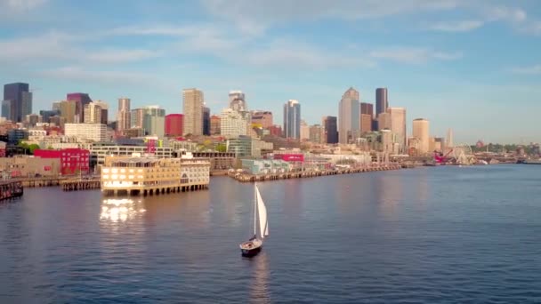 Velero Cruza Agua Por Horizonte Seattle Por Avión Tripulado Aéreo — Vídeo de stock