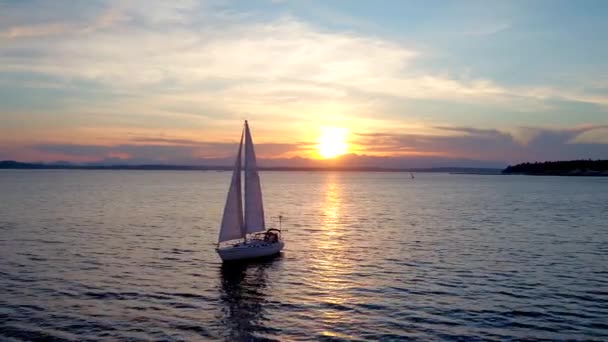 帆船在美丽的日落前漂浮在水面上 — 图库视频影像