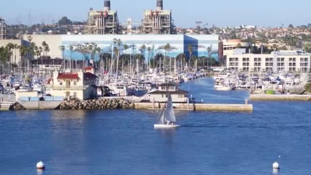 Barca Vela Nella Marina Spiaggia Redondo — Video Stock