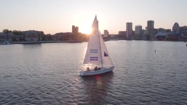 Segelbåt Baltimore Inre Hamn Vid Solnedgången Drönare — Stockvideo