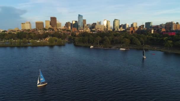 Veleros Boston Harbor City Skyline Drone Aéreo — Vídeo de stock