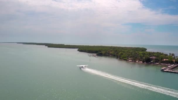 Avião Marítimo Descola Através Oceano Tropical — Vídeo de Stock