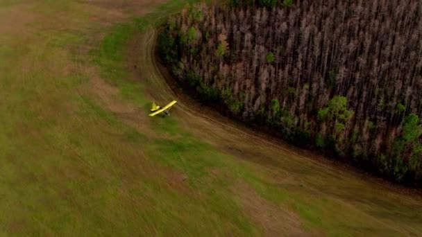 Malé Letadlo Přistání Poli Letecké Drone Shot Letadlo — Stock video