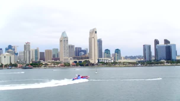 San Diego Şehir Merkezinin Önündeki Sürat Teknesi — Stok video