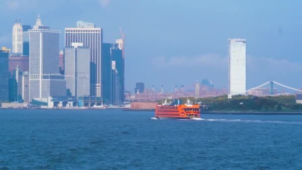 Кинутий Острівний Пором Річці Гунсон Нью Йоркський Нічний Горизонт — стокове відео