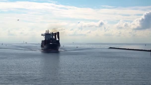 Tanker Odplouvá Moře Oceánským Pozadím Vzdušným Letounem — Stock video