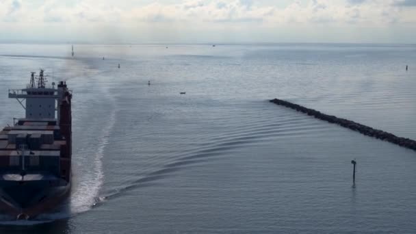 Petroleiro Que Sai Para Mar Com Fundo Oceânico Por Drone — Vídeo de Stock