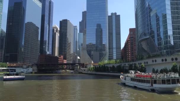芝加哥河上的观光船 — 图库视频影像