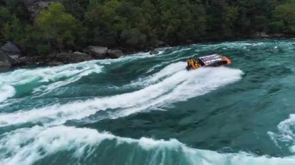 Tur Båt Grov Niagara Faller Vatten Med Antenn Drönare — Stockvideo