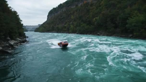 Rondvaartboot Ruwe Niagara Watervallen Wateren Door Antenne Drone — Stockvideo