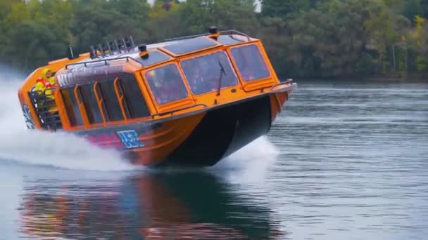 Ausflugsboot Auf Rauen Niagarafällen Wasser Wasserfall Exkursion Kanada New York — Stockvideo