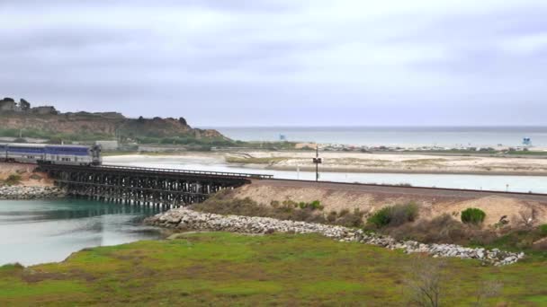 Passeios Trem Pela Praia Califórnia Horizonte Panning Tiro — Vídeo de Stock