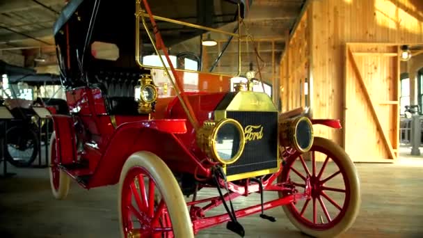 Vintage Αυτοκίνητο Πόλη Ford Στο Μουσείο — Αρχείο Βίντεο