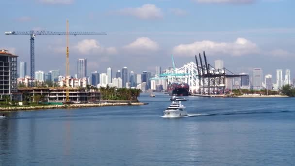 Yacht Lämnar Miami Marina Med Antenn Drönare — Stockvideo